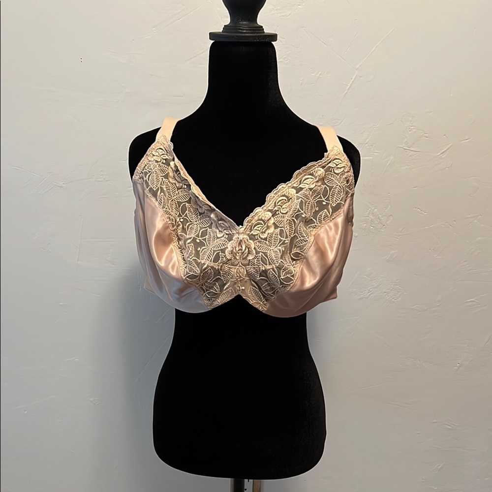 Wacoal Cream Underwire Bra with Lace Detailing